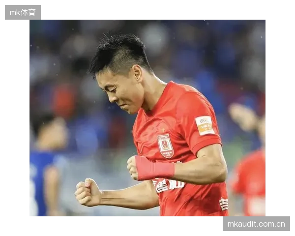 卫冕冠军上海海港半程表现低迷，锋线伤病潮成主要诱因。